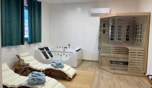 Suite with Hot Tub