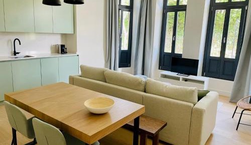 Deluxe One-Bedroom Apartment