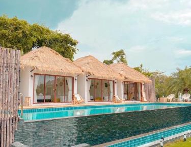 Queen Room with Pool View