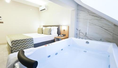 Deluxe Suite with Spa Bath