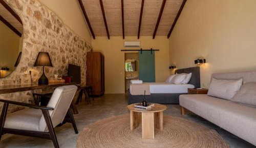 Deluxe Double Room (2 Adults + 1 Child)