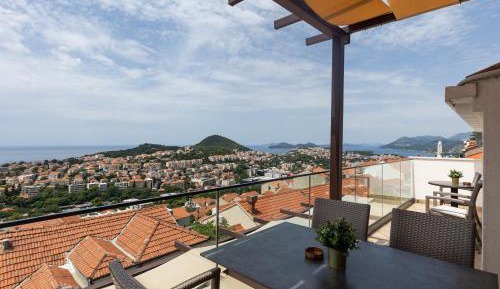 Two-Bedroom Apartment with Balcony and Sea View