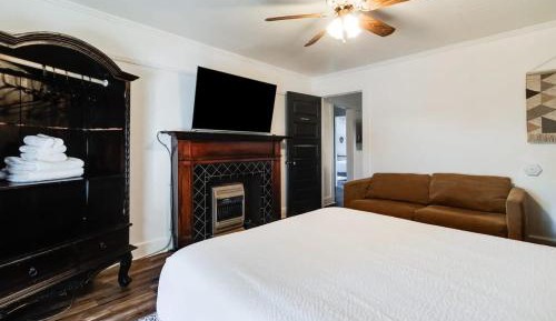 Queen Room with Shared Bathroom