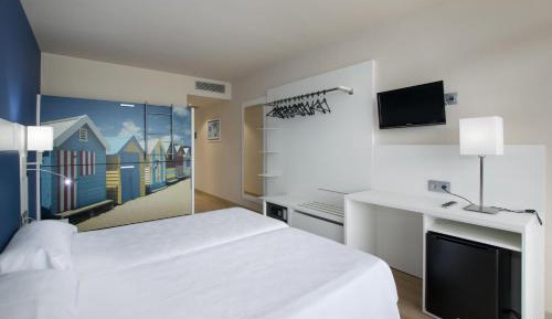 Quadruple Room (2 Adults + 2 Children)