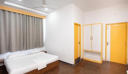 Deluxe Double Room with Side Sea View