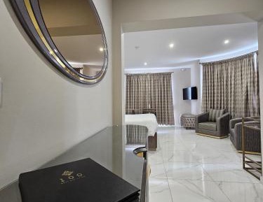 Suite with Hot Tub