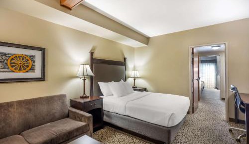 Two-Bedroom Queen Suite with Three Queen Beds and Sofa Bed - Non-Smoking