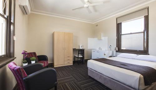 Economy Queen and Single Room with Shared Bathroom 
