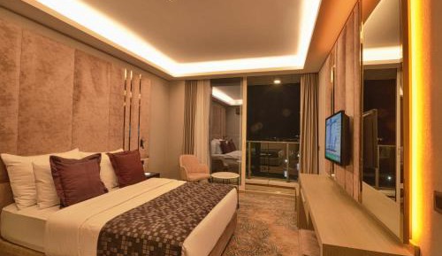 Superior Double Room with Walk-In Shower, Balcony and View - Disability Access