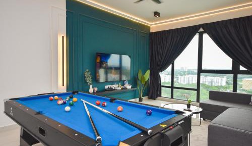  Three-Bedrooms Premium Apartment with Bathtub & Pool Table