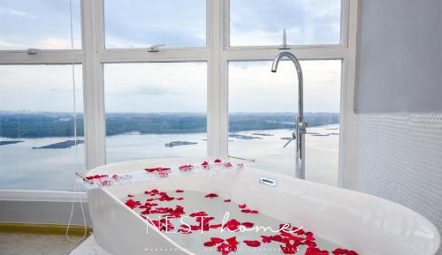 Premium Three-Bedrooms Suite with Sea View and Bathtub