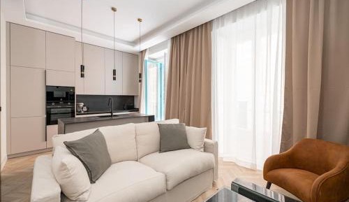 Four-Bedroom Apartment with Balcony 