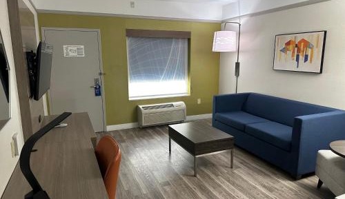 Queen Suite with Mobility Accessible Tub