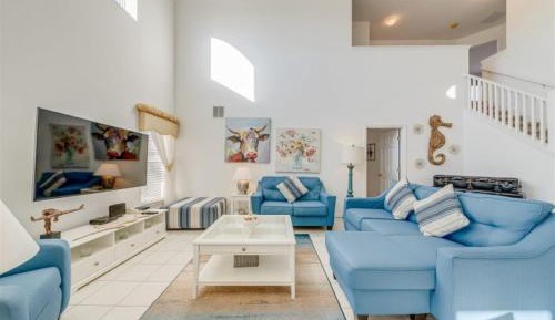 Deluxe Three Bedroom Home with Private Pool and Spa