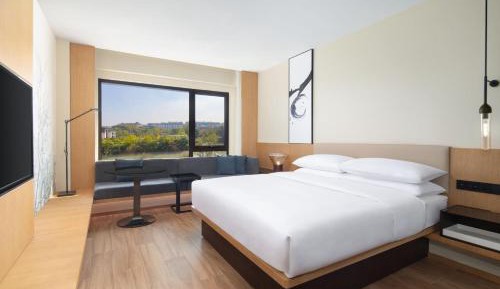 King Suite with Garden View