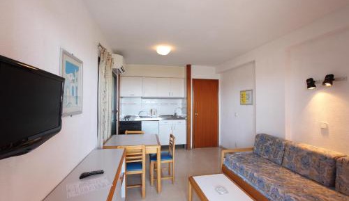 One-Bedroom Apartment (1-4 Adults)