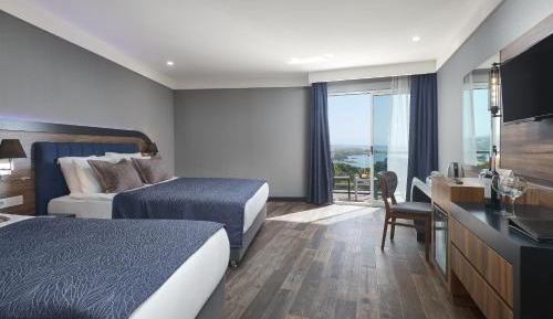 Deluxe Double Room with Side Sea View