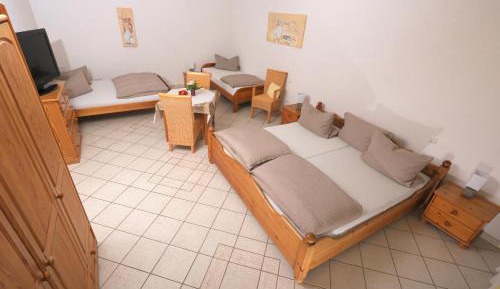 Family Room (2 Adults + 3 Children)