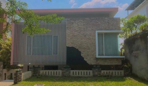 Villa with Garden View