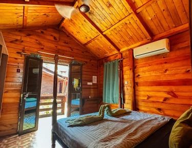 Deluxe Double Room with Side Sea View