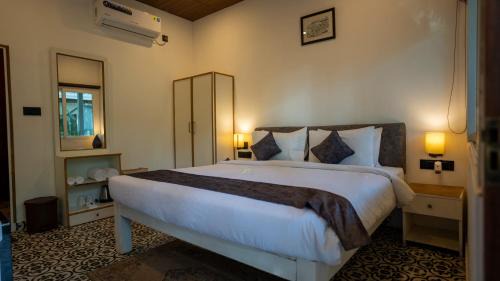 Deluxe Room with Pool View