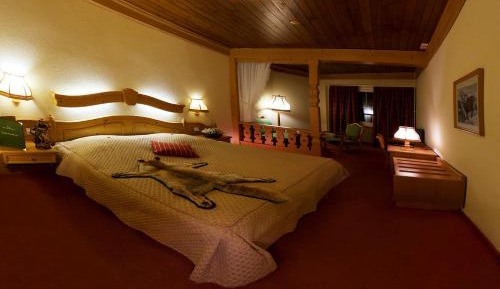 Superior Double Room with Balcony and Lake View and seating area
