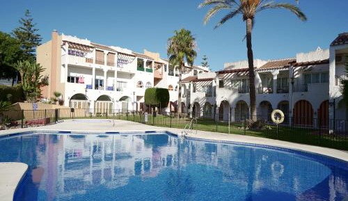 Apartment with Pool View 