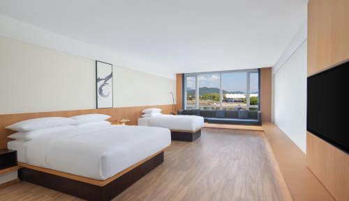 Family Room with Garden View