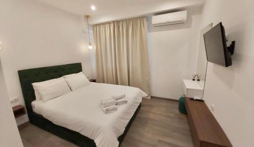 Deluxe Queen Suite