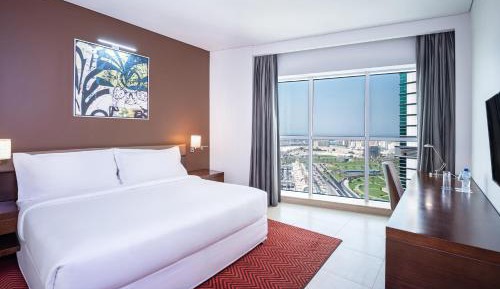 Corner room with Balcony, Guest room, 1 King, Skyline view