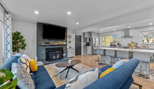 Seven-Bedroom Holiday Home