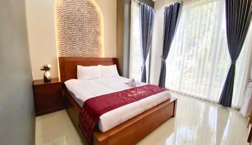 Queen Room with Shared Bathroom