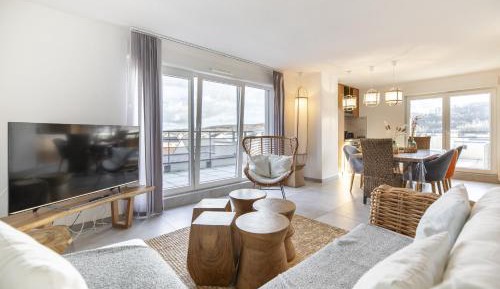 Deluxe One-Bedroom Apartment with City View