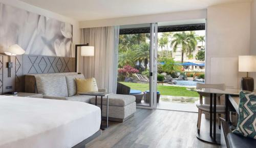 Deluxe King Lanai - Roll-In Shower