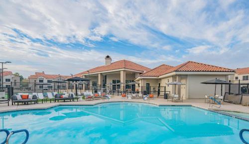 Apartment with Pool View 