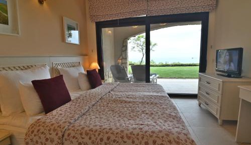 One-Bedroom Apartment with Sea View
