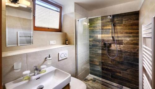 Two-Bedroom Mountain Apartment with Private Hot Tub
