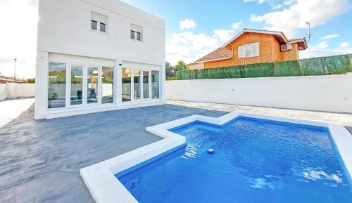 Three-Bedroom Holiday Home 
