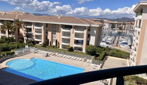 Apartment with Pool View 