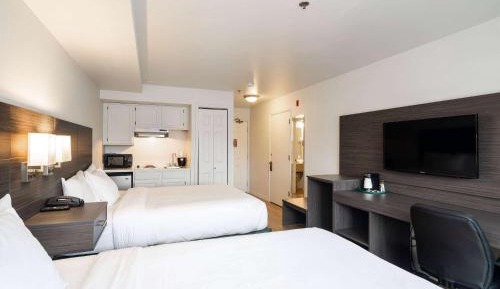 Queen Studio with Kitchenette - Non-Smoking