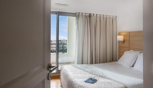 One-Bedroom Apartment (4 Adults) with swimming pool view