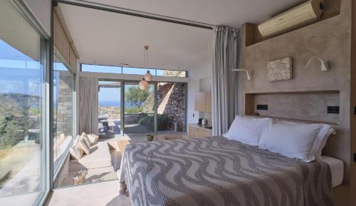 Valley Retreat with courtyard Hot Tub & Sea Views 