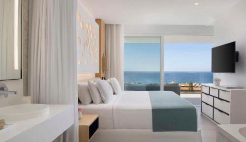 Deluxe One-Bedroom Suite (2 Adults + 1 Child)