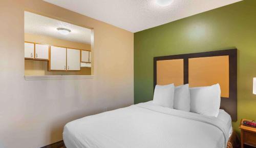 Deluxe Studio with 1 Queen Bed - Non-Smoking