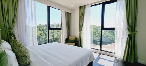 Apartment with Mountain View