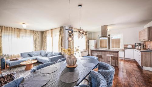 Deluxe Three-Bedroom Apartment