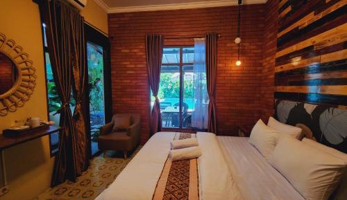 Queen Room with Pool View