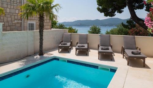 Apartment with Pool View 