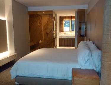 Deluxe Suite with Spa Bath