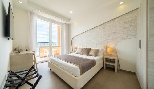 Deluxe Double Room with Balcony and Sea View